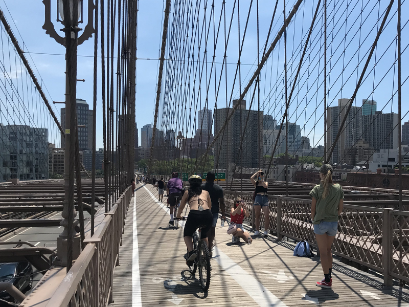 Foto del estrecho espacio compartido para bicicletas y peatones del Puente de Brooklyn